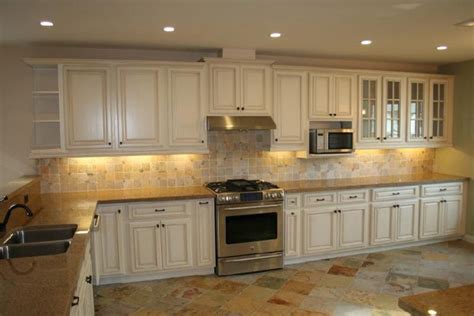 The white color makes the kitchen looks simple yet elegant. 19 Antique White Kitchen Cabinets Ideas with Picture [BEST ...