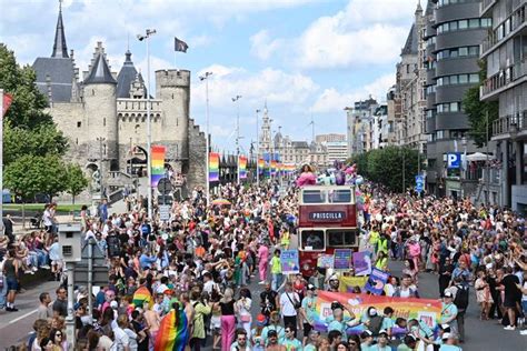herbeleef antwerp pride parade lokt maar liefst 140 000 mensen feestvierders gaan uit de bol