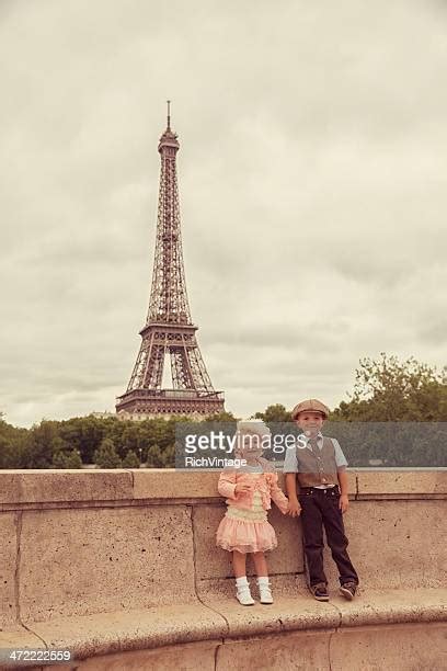 Paris Couple Dreaming Summer Photos Et Images De Collection Getty Images