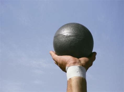 Dalam melakukan olahraga lempar cakram, anda akan melempar objek yang berbentuk piringan yang disebut dengan cakram sejauh mungkin di lapangan khusus. 04 | November | 2020 | ayoberolahraga