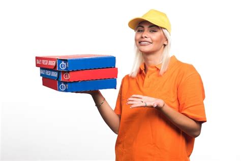 Mulher Entregadora De Pizza Segurando Pizza No Fundo Branco Estendendo