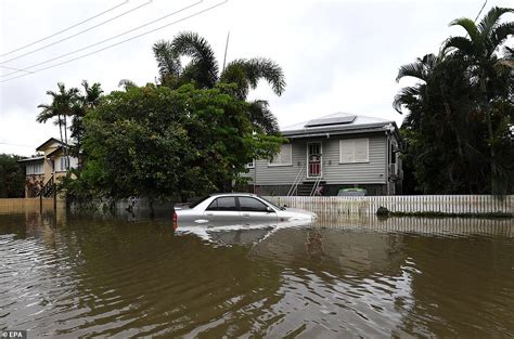 townsville flood crisis far north queensland cops same rain which falls in melbourne in three