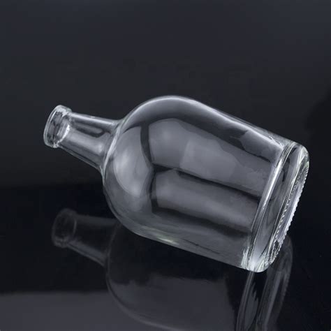 Hot Sale Smooth Cylinder Round Shoulder Super Flint Glass Bottle 70 Cl Vodka Frost Cork Stopper