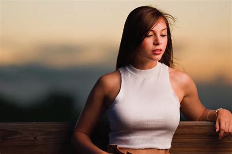 How An Off Camera Flash Can Improve Your Golden Hour Portraits
