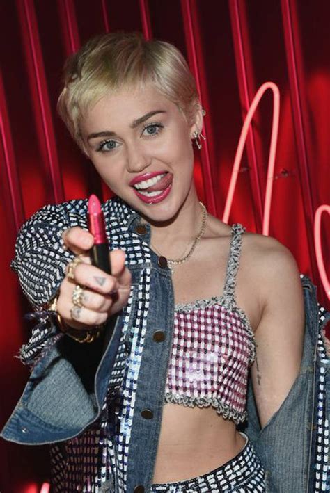 Miley Cyrus Sali Al Escenario Con Diminuto Atuendo Y Pr Tesis F Lica
