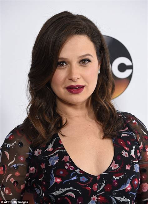 Scandal Actress Katie Lowes Reveals Agony Over Psoriasis Daily Mail