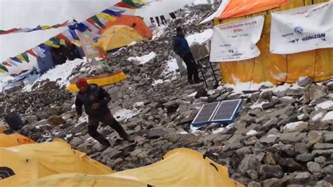 nepal earthquake stranded mount everest climbers airlifted to base camp