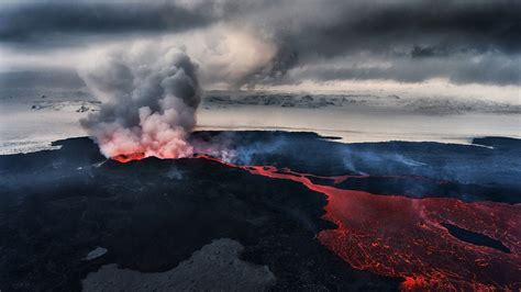What Its Like To Chase Icelands Biggest Volcanic Eruption In 200