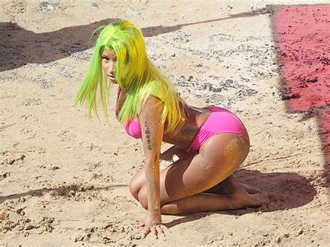 Nicki Minaj Shows Off Her Pink Bikini For Starships Video Fashion In Style