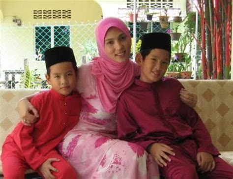 Anak anak berlarian masuk ke dalam sekolah karena kebetulan hari ini adalah hari senin dan akan diadakan upacara bendera. Shafnie Dan Anak-Anak Mesra Dengan Ibu Bapa AC Mizal ...