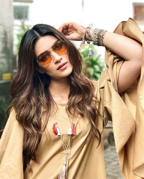Pin By Fayza Akhtar On Kriti Sanon Fashion Tv Bollywood Actress Mirrored Sunglasses Women
