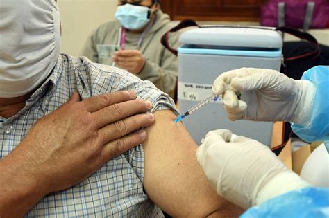 Confusión en Quito sobre vacunación contra el coronavirus para sectores
