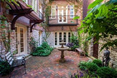 A French Courtyard Traditional Garden Chicago By Mariani