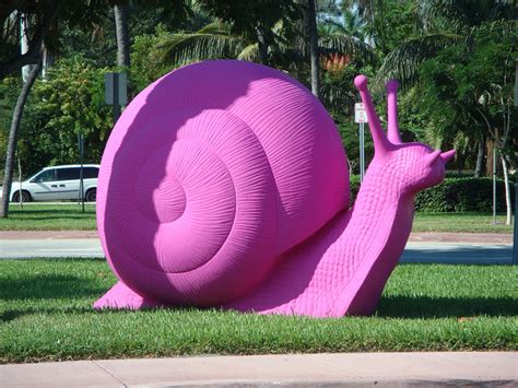 Giant Pink Snails Invade Miami ~ Kuriositas