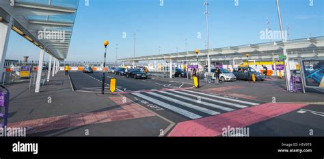 Passenger Pick Up And Drop Off Zone At London Heathrow Airport Stock
