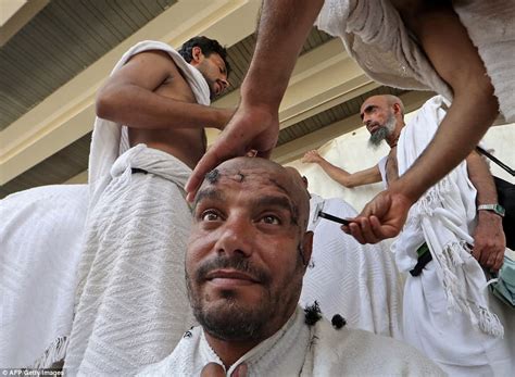 Hajj Pilgrims Take Part In Devil Stoning Ritual In Saudi Daily Mail