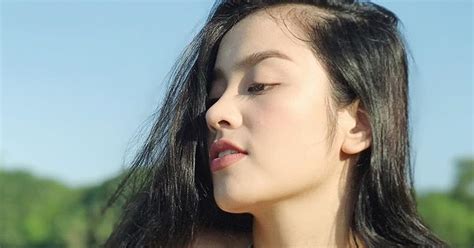 Asian Babes Reese Tayag Sexy Beach Bikini Pics