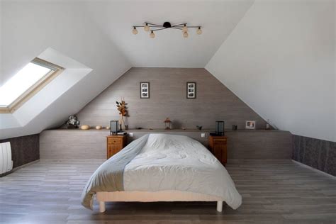 Chambre à coucher à design moderne avec meubles de bois. Le lit sous pente : n'est-ce pas une chambre spacieuse ? - Combles d'en France