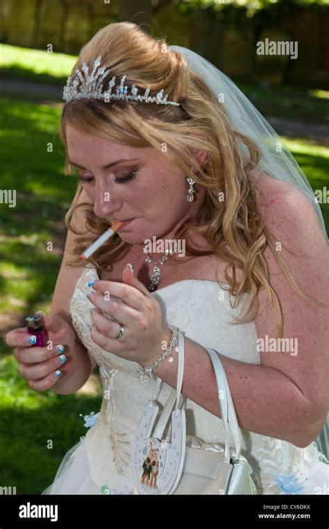 Model Released Braut Rauchen Einer Zigarette Bei Der Hochzeit Stockfoto