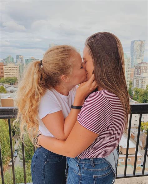 Jessica And Jennifer Cute Lesbian Couples Lesbians Kissing Lesbian