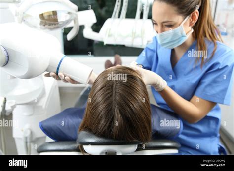 Dentista Tomar Rayos X De Los Dientes Del Paciente En Una Clínica De