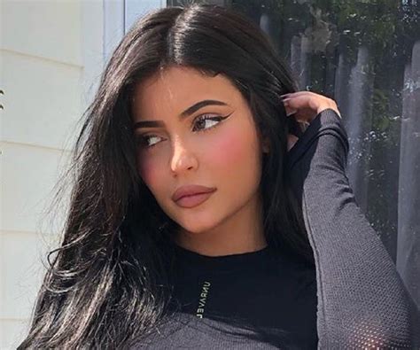 Jenner grew up in the spotlight among her famous siblings in the reality series, keeping up with the kardashians. Kylie Jenner - Bio, Facts, Love Life of Model & Reality Star