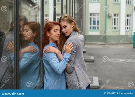 relaciones del mismo sexo retrato de dos jóvenes lesbianas abrazándose y parándose