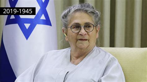נחמה ריבלין אוהבת מאוד מתוקים, והפאי לימון הוא האהוב עליה מכולם. רעיית הנשיא נחמה ריבלין הלכה לעולמה