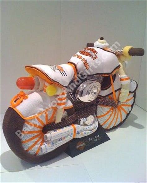 Make a motorcycle diaper cake from diapers, blankets, booties, and other baby essentials. Motorcycle diaper cake | Baby shower | Pinterest
