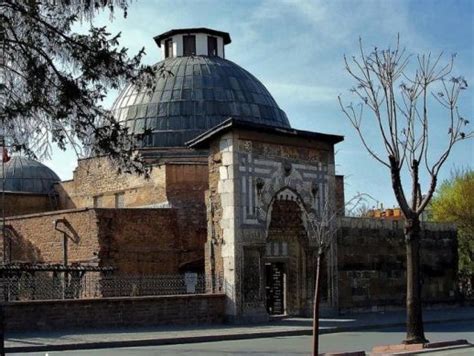 Aralarmda celâleddin karatay'ın da bulunduğu devrin devlet adamları, tahta en büyük şehzade olan i̇zzeddin keykâvus il'yi çıkardılar. Karatay Medresesi, Nerededir? Nasıl Gidilir? | Camiler ...