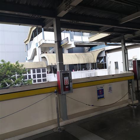 There Was A Long Queue For The Ticket Booth At The Gma Kamuning Mrt