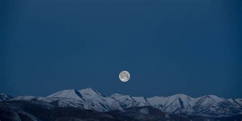 El primer eclipse lunar total desde hacía dos años coincidió con el punto más cercano a la tierra de la orbita lunar, produciendo un espectáculo que la luna oscurecida y colorida de rojo ocurre cuando durante el eclipse, la tierra se interpone etre la luna y el sol y hasta el satelite unicamente llegan. Calendario lunar febrero 2021: estas son las fases de la ...