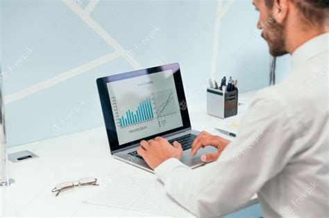 Hombre de negocios usando una computadora portátil para analizar datos financieros Foto Premium
