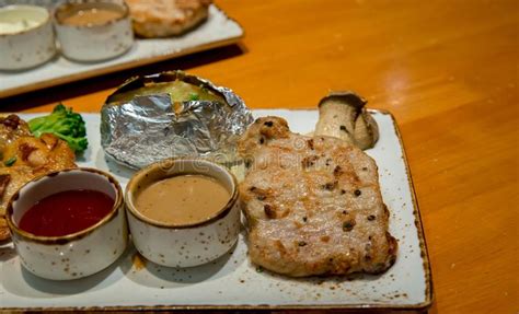 Le patate grigliate sono un contorno facilissimo e saporito, una ricetta sfiziosa e leggera da preparare sulla griglia, sulla bistecchiera, sul barbecue o su una padella antiaderente, ideale quando. Bistecca, Patate Fritte E Verdure Grigliate Della Carne Di ...
