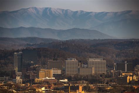 Downtown Knoxville With Smoky Mountains Snow Covered Mount Flickr