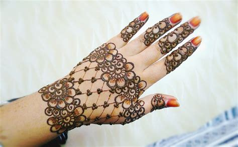 Easy Stylish Floral And Lines Mehndi Design Henna Design Back Hand