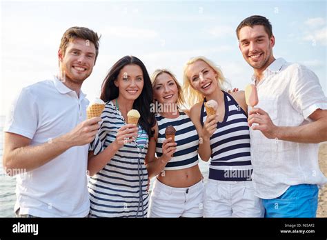 Amigos comiendo helado fotografías e imágenes de alta resolución Alamy