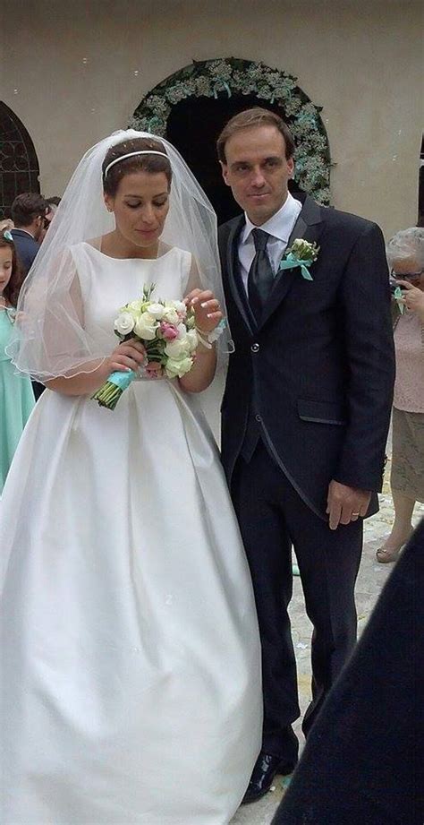 Luca ha una voce stupenda ed è in grado di capire che tipo di inizialmente eravamo un po' incerti perché la cifra che ci proponevano superava il budget che avevamo fissato prima di informarci. Molta emozione a Rocca di Botte per gli sposi Silvia e ...