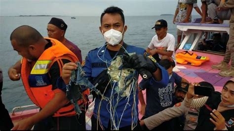 Indonesia Plane Crash Rescuers Pull Out Debris From Java Sea Latest And Trending News