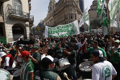 Multitud Protesta En Argentina Contra Macri En Vísperas De Huelga General