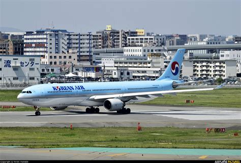 Hl7702 Korean Air Airbus A330 300 At Fukuoka Photo Id 552266