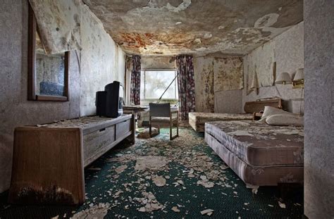 Un Fotógrafo Captura La Inquietante Belleza De Los Hoteles Abandonados Casas Abandonadas