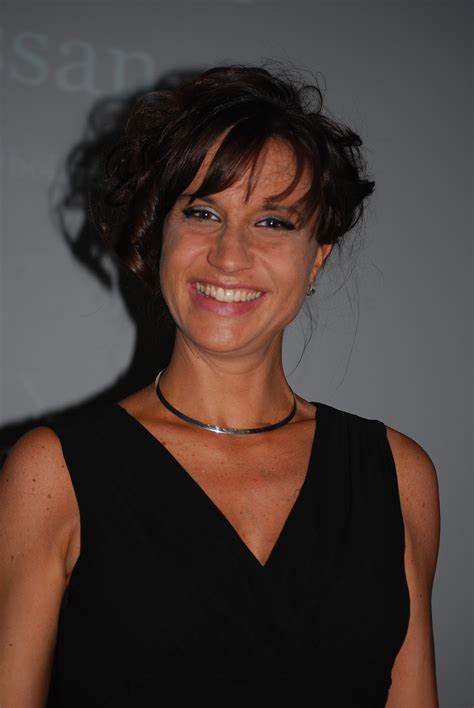 Mede is known for her several roles in comic shows and as a. rignellskans ljuva hem. . .: Petra Mede.