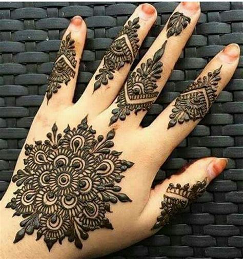 The link between heaven and earth. 25 Simple and Traditional Circle Mehendi Designs You ...
