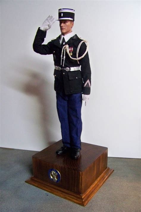 Elle est composée d'un polo, d'une parka, d'une polaire, d'un pantalon et d'une casquette. Gendarme départementale tenue 11 dîtes de cérémonie