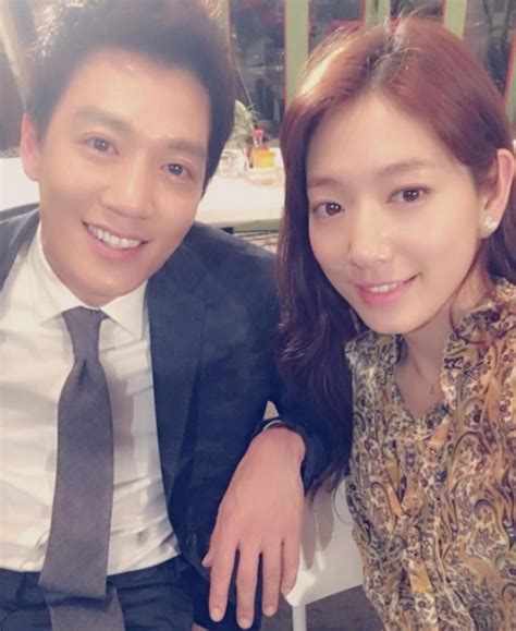 Kim rae won participated in the production presentation for the upcoming sbs drama doctors on june 15, where an overseas reporter asked. Park Shin Hye And Kim Rae Won Take A Selfie For Last ...