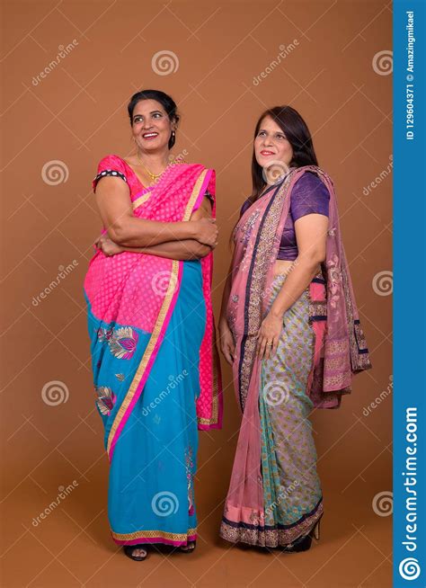 Twee Rijpe Indische Vrouwen Die De Traditionele Kleren Van Sari Indian