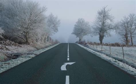 Download Wallpaper 3840x2400 Road Fog Asphalt Arrow Frost Marking