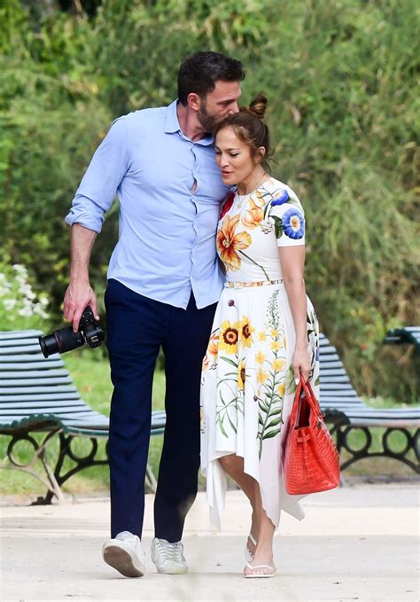 Jennifer Lopez Ben Affleck Make Out At Paris Park On Honeymoon