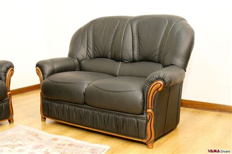 Scopri la nostra selezione divani in pelle senza aspettare. Divani 3 e 2 Posti con Poltrona Relax Elettrica in Pelle in Offerta